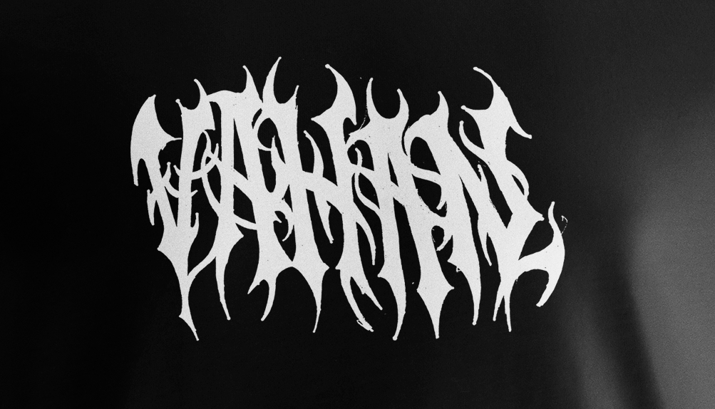 logo tee close